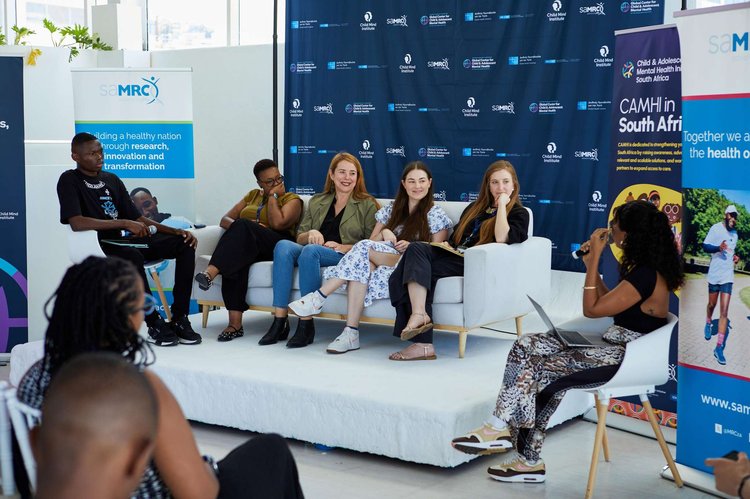 Η Μελίνα Σπαθάρη, τέταρτη από δεξιά, συμμετέχει στο πάνελ για το ρόλο της επικοινωνίας και της συνηγορίας στην εξάλειψη του στίγματος ψυχικής υγείας.