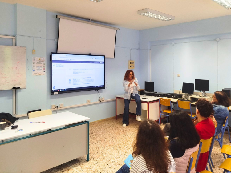 H παιδοψυχίατρος της Πρωτοβουλίας, κα Καψιμάλλη, παρουσιάζει σε ένα κοινό εκπαιδευτικών