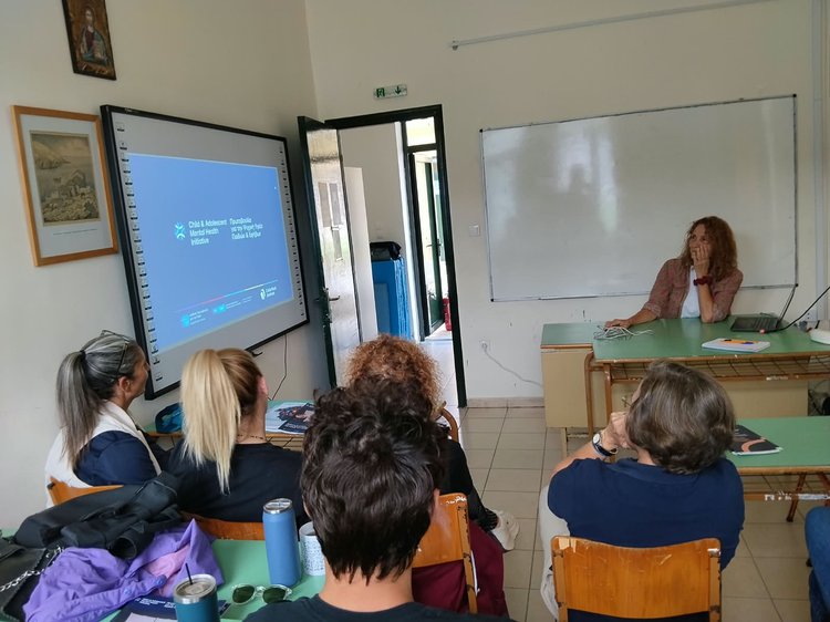 Η Έφη Καψιμάλλη, ψυχίατρος παιδιών και εφήβων της Πρωτοβουλίας, παρουσιάζει τα επιμορφωτικά προγράμματα για το σχολικό προσωπικό στο σχολείο του Άη Στράτη