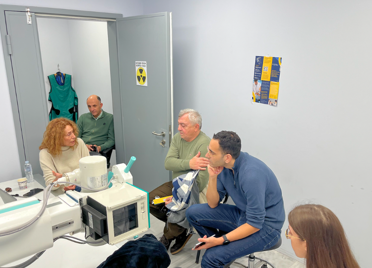 Η κα Καψιμάλλη συζητά με το ιατρικό και νοσηλευτικό προσωπικό του Κέντρου Υγείας για την επιμόρφωση στον ανιχνευτικό έλεγχο προβλημάτων ψυχικής υγείας που απευθύνεται σε επαγγελματίες υγείας.